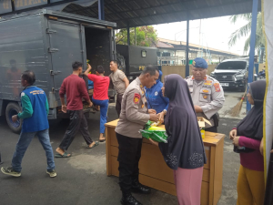 Ditpolairud Polda Sumut Bersama Relawan Wak Young Gelar Beras Murah
