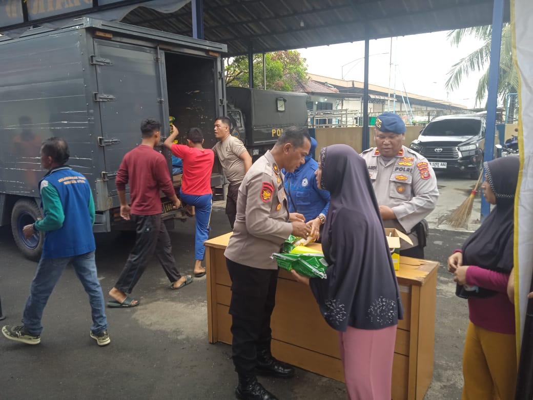 Ditpolairud Polda Sumut Bersama Relawan Wak Young Gelar Beras Murah