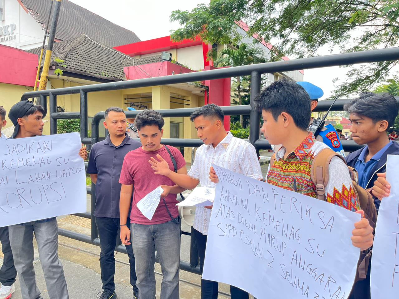 Mahasiswa Geruduk Mapoldasu, Desak Kapoldasu Berantas Korupsi dan Jual Beli Jabatan di Kanwil Kemenagsu