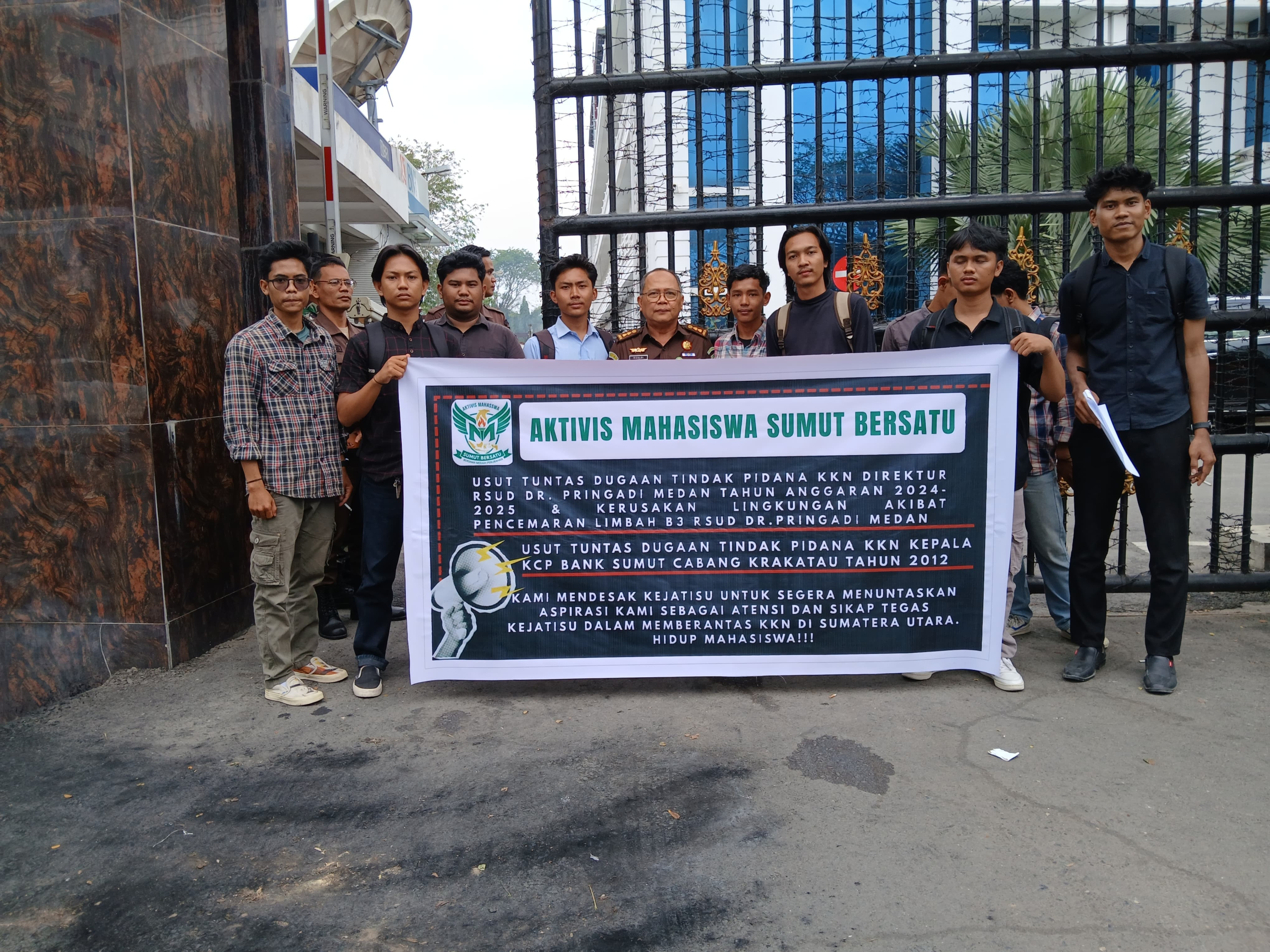 Aliansi Mahasiswa SUMUT Bersatu Gelar Aksi di Kejati Sumut, Desak Usut Dugaan Korupsi KCP Bank Sumut Krakatau