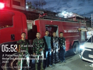 ‎Masyarakat Membutuhkan, Prajurit Kodaeral I Hadir: Sigap Menembus Fajar Padamkan Kebakaran di Medan Deli