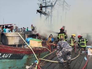 Api Melalap KM Cendrawasih Laut di Gabion, POSAL Medan Labuhan Kodaeral I Sigap Jaga Keselamatan ‎