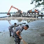 Gotong Royong di Ujung Dermaga, Sambut HUT TNI Ke-81 Dengan Laut Bersih 