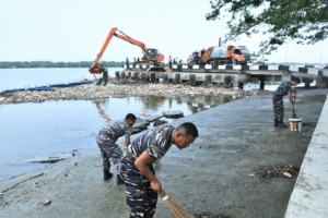 Gotong Royong di Ujung Dermaga, Sambut HUT TNI Ke-81 Dengan Laut Bersih 